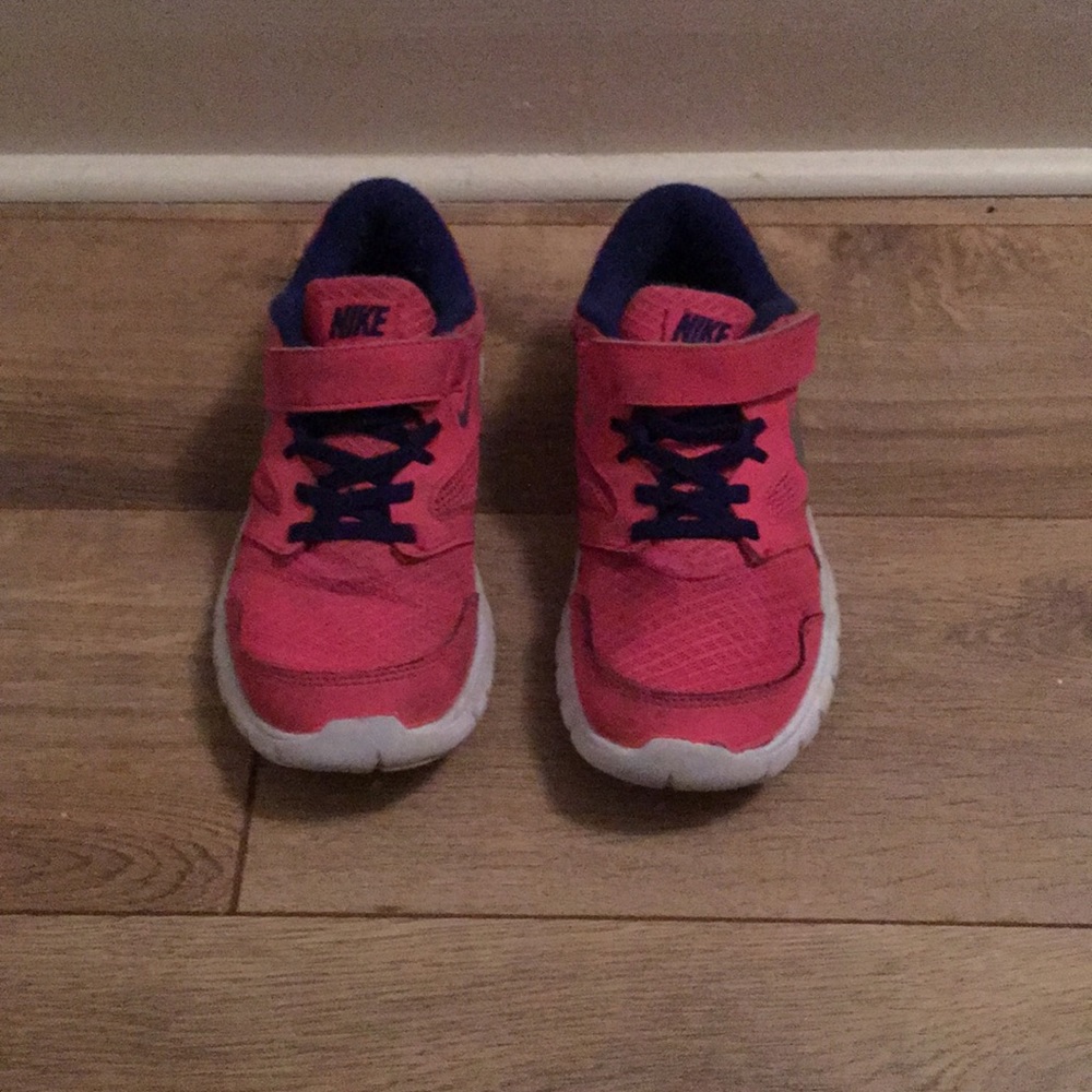 Pink nike tennis shoes